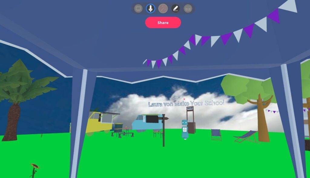 Zu sehen ist ein virtuelles Festivalgelände mit einem Pavillon, mehreren Bäumen, Autos und einer Sitzecke im Freien. Ein kleiner, blauer Roboter, der aus einem ovalen Körper und einem etwas darüber schwebenden Kopf besteht, steht in der Mitte des Bildes.