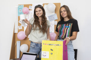 Zwei Mädchen präsentieren ihren Prototypen