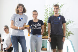 Drei Jugendliche lachen und halten den Award in der Kategorie Innovationspotenzial in den Händen.